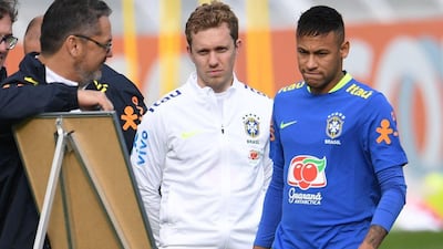 Neymar looks at the instructions imparted by the coach of the national Olympic team Rogerio Micale. Vanderlei Almeida / AFP