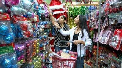 DUBAI, UNITED ARAB EMIRATES ñ Dec 16: Anindita (right) shopping with her mother for the Christmas at Lamcy Plaza in Dubai. (Pawan Singh / The National) *** Local Caption *** PS03- CHRISTMAS.jpgPS03- CHRISTMAS.jpg