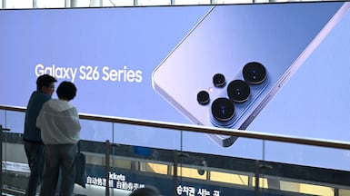 Apple has held exploratory discussions about using Samsung to produce the main processors for its devices in the US. AFP