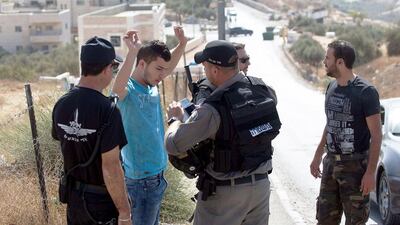 Israeli border policemen surround a Palestinian driver on a road outside the Palestinian neighbourhood of Jabal Mukaber in East Jerusalem (AFP PHOTO / MENAHEM KAHANA)