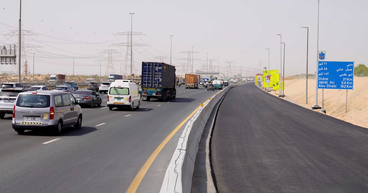 Dubai wird zwei neue Spuren auf der Emirates Road eröffnen, um die Reisezeiten nach Sharjah zu verkürzen. Dubai wird zwei neue Spuren auf der Emirates Road eröffnen, um die Reisezeiten nach Sharjah zu verkürzen.