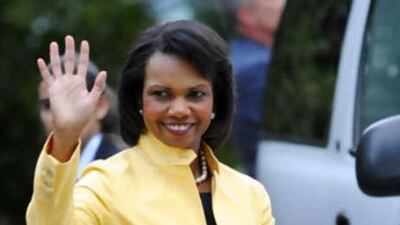 Condoleezza Rice waves to the Press before heading off to Libya.