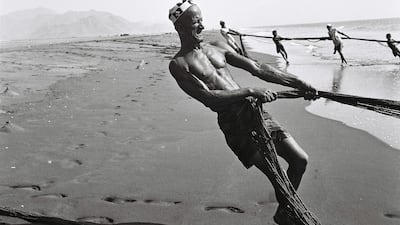 Fishermen. Archive Abu Dhabi Photos Black and White Courtesy Al Ittihad *** Local Caption *** 000145.JPG