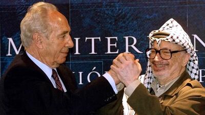 Palestinian President Yasser Arafat with Shimon Peres during a forum in Majorca on the Middle East crisis, November 3, 2001. The death of Shimon Peres has been with silence from Arab leaders. REUTERS/Dani Cardona/Files
