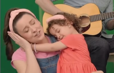 YouTuber Ms Rachel with Rahaf the child from Gaza. photo: screen grab from msrachelforlittles / Instagram