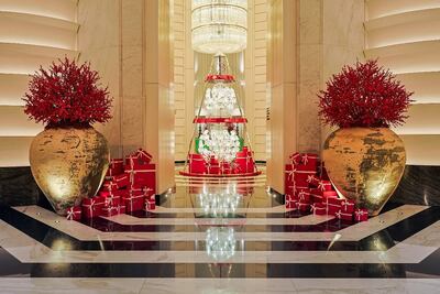Mandarin Oriental, Singapore, glows in gold and red this Christmas. Photo: Mandarin Oriental