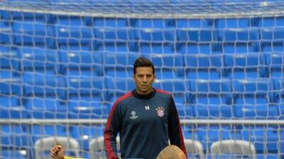 Bayern Munich’s Dutch midfielder Arjen Robben controls the ball during a training session at the Santiago Bernabeu stadium in Madrid on April 22, 2014 on the eve of their UEFA Champions League semifinal first leg football match Real Madrid CF vs Bayern Munich. AFP PHOTO/ PEDRO ARMESTRE