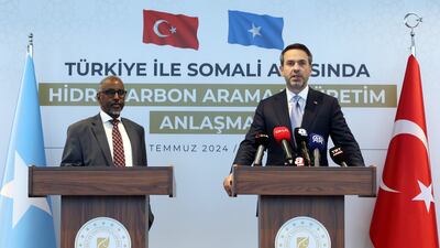 Alparslan Bayraktar, Turkey's Minister of Energy and Natural Resources, meets Abdirizak Omar Mohamed, Minister of Petroleum of Somalia in Istanbul. Photo: Turkish Ministry of Energy and Natural Resources