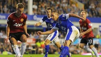 Leon Osman of Everton shoots at goal during the Premier League match between Everton and Manchester United at Goodison Park. Michael Regan / Getty Images