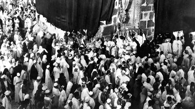 Pilgrims gather around the Grand Mosque in Makkah in November 1948.