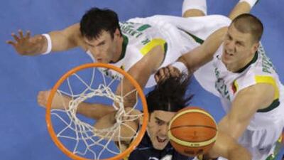 Argentina's Luis Alberto Scola (4) battles Lithuania's Ksistof Lavrinovic, left, and Marijonas Petravicius for a rebound.