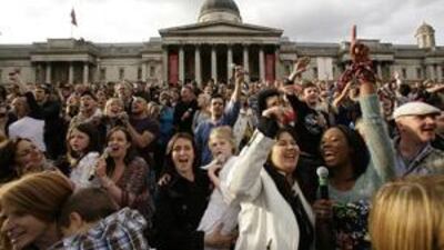 Crowds in Trafalgar Square during the T Mobile flash mob singing event.