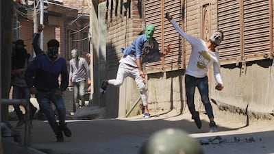 Indian Kashmiris clash with Indian policemen in Srinagar on April 1, 2018 during unrest following battles between suspected militants and Indian forces in south Kashmir. Habib Naqash / AFP