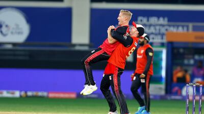 Desert Vipers celebrate the wicket of Shimron Hetmyer.