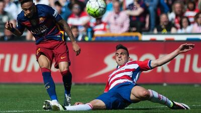 Barcelona's Brazilian forward Neymar da Silva (L) vies with Granada's Portuguese defender Miguel Lopes during the Spanish league football match Granada CF vs FC Barcelona at Nuevo Los Carmenes stadium in Granada on May 14, 2016. / AFP / JORGE GUERRERO