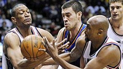 New Jersey Nets' Tony Battie, left, and Trenton Hassell battle for control of the ball with Oklahoma forward Nick Collison, centre, in East Rutherford.