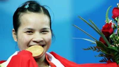 Chen Xiexia of China poses with the gold medal.