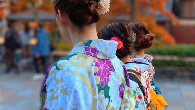 Three geishas walking the streets of Kyoto, Japan. Instagram / faz3