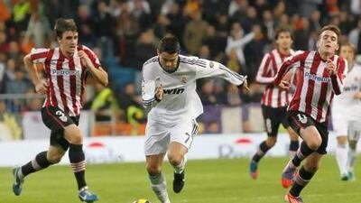 Athletic Bilbao, in red and white, were competely outrun by Real Madrid in the Primera Liga during the weekend. Zipi / EPA