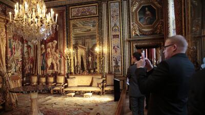 Visitors in the Papal Apartment of the Palace.