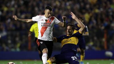 River Plate's Matias Suarez (L) is marked by Boca Juniors' Carlos Izquierdoz during their all-Argentine Copa Libertadores semi-final second leg football match at La Bombonera stadium in Buenos Aires, on October 22, 2019. / AFP / Alejandro PAGNI