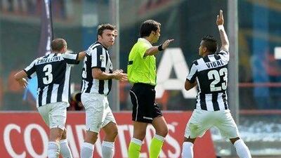 Juventus players argue with referee Gervasoni after Catania's Gonzalo Bergessio scored a goal.