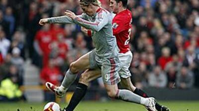 Manchester United's John O'Shea, right, fights for the ball with Liverpool's Fernando Torres.