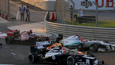 epa03457607 Brazilian Formula One driver Bruno Senna (front) of Williams crashes with German Formula One driver Nico Hulkenberg (C) of Sahara Force India during the start of the 2012 Formula One Grand Prix of Abu Dhabi at Yas Marina Circuit in Abu Dhabi, United Arab Emirates, 04 November 2012. EPA/VALDRIN XHEMAJ *** Local Caption *** 03457607.jpg