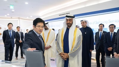Sheikh Mohamed bin Zayed tours the Samsung Electronics Semiconductor Research and Development Centre.