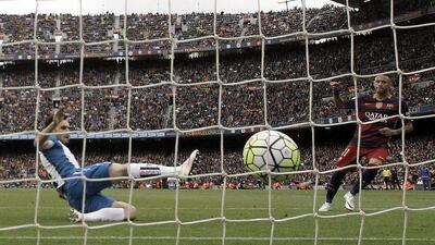 FC Barcelona’s Brazilian striker Neymar (R) scores a goal against RCD Espanyol during their La Liga match played at Camp Nou stadium in Barcelona, Catalonia, Spain on 08 May 2016. Alberto Estevez / EPA