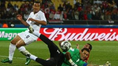 Charlie Davies of USA beats the challenge of Ahmed Fathi and Essam El Hadary of Egypt and goes on to score the opening goal.