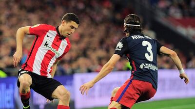 Athletic Bilbao's midfielder Oscar de Marcos (L) vies with Atletico Madrid's Brazilian defender Filipe Luis (R) during the Spanish league football match Athletic Club vs Atletico de Madrid at the San Mames stadium in Bilbao on April 20, 2016. AFP/ANDER GILLENEA