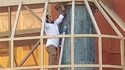 A man rescued a bird outside a mall in Dubai. Photo: worldwithmaria / Instagram