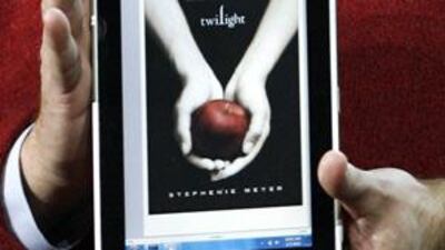 Microsoft's chief executive Steve Ballmer holds the Hewlett-Packard slate PC.