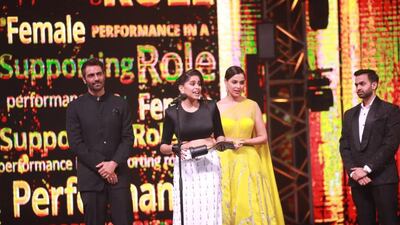 Sai Tamhankar with her award for Best Supporting Actress for her role in the film 'Mimi'.