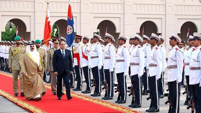 King of Bahrain Hamad bin Isa Al Khalifa (L) welcomes Egyptian President Abdel Fattah El Sisi (R) in Manama. AFP photo