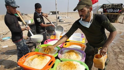 Men prepare food portions for Iraqi forces deployed south of Mosul on October 28, 2016. Ahmad Al Rubaye / AFP