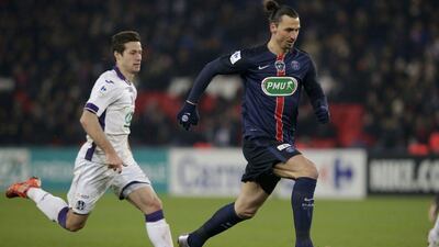 Paris Saint-Germain's Zlatan Ibrahimovic, right, runs with the ball during the French Cup football match between Paris Saint-Germain (PSG) and Toulouse (TFC) on January 19, 2015 at the Parc des Princes stadium, in Paris. AFP PHOTO / KENZO TRIBOUILLARD