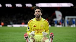 LONDON, ENGLAND - MARCH 01: David Raya of Arsenal celebrates his side's second goal scored by team mate Jurrien Timber (not pictured) during the Premier League match between Arsenal and Chelsea at Emirates Stadium on March 01, 2026 in London, England. (Photo by Shaun Botterill / Getty Images)