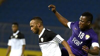 Al Ain's Ibrahim Diaky, right, battles with Saudi Arabia Al Shabab's Omar Al Ghamdi for possession during their AFC Champions League Group B football match in Riyadh on April 22, 2015. AFP PHOTO / FAYEZ NURELDINE
