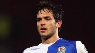 The Manchester City manager Mark Hughes is very keen to take Roque Santa Cruz to Eastlands.