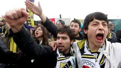 Fenerbahce fans shout slogans of support for their club chairman, Aziz Yildirim, outside the heavily guarded Silivri prison, 70km east of Istanbul, where the trial of 93 suspects accused of fixing football matches is taking place.