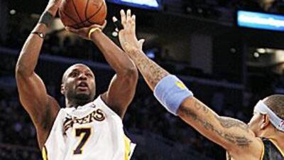 The Lakers' Lamar Odom, left, shoots and scores as the Nuggets' Kenyon Martin, right, defends during the second half of their NBA game in Los Angeles on Sunday. The Lakers won 95-89.