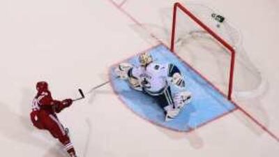 The Coyotes Lauri Korpikoski scores the deciding shootout goal.