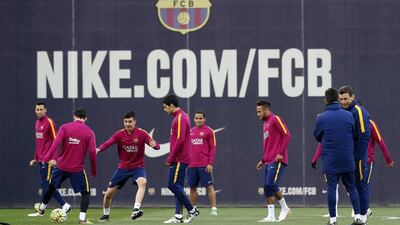 Barcelona’s players play with a ball during a training session prior to “Clasico” match against Real Madrid. REUTERS/Albert Gea