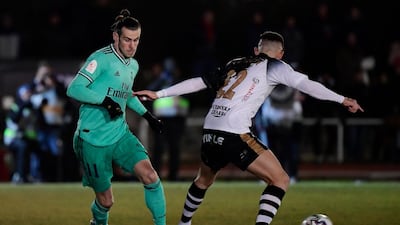 Real Madrid's Welsh forward Gareth Bale (L) vies with Unionistas' Spanish defender Juan Gongora during the Copa del Rey (King's Cup) football match between Unionistas de Salamanca CF and Real Madrid CF at Las Pistas del Helmantico stadium in Salamanca, on January 22, 2020. / AFP / JAVIER SORIANO