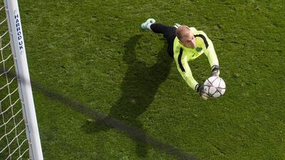 Manchester City’s English goalkeeper Joe Hart takes part in a team training session at the City Football Academy in Manchester, north-west England, on April 5, 2016 head of the UEFA Champions League quarter final first-leg football match against Paris Saint-Germain in Paris on April 6. Oli Scarff / AFP