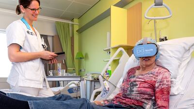 A patient tries out the virtual reality glasses. Photo: SyncVR Medical
