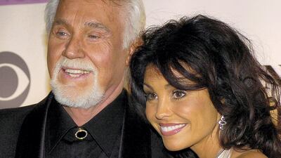 Country singer Kenny Rogers and his wife Wanda pose for photographers as the arrive at the Kennedy Center for the 29th Annual Gala in Washington December 3, 2006. REUTERS