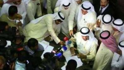 Abdullah al Hajiri, centre, a spokesman for traders, holds a press conference at the Kuwait Stock Exchange.